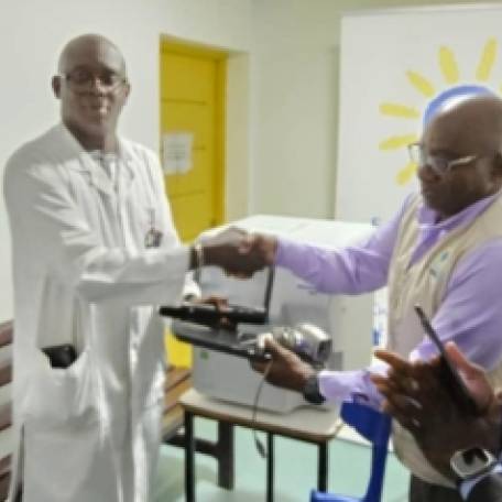 La Fondation PORTEO équipe le Centre de néphrologie pédiatrique de l’INSP d’un appareil de pointe pour renforcer les soins aux enfants dialysés