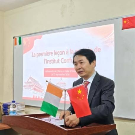 Côte d'Ivoire : À Abidjan, l’ambassadeur WU Jie raconte l’expérience chinoise aux étudiants de l’Institut Confucius