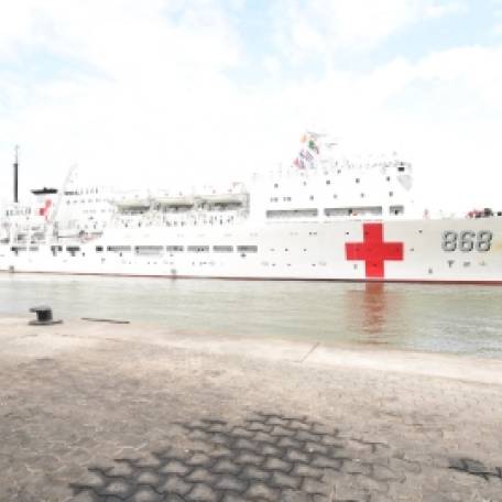 Côte d’Ivoire-Chine : un navire-hôpital chinois accoste à Abidjan pour une semaine de soins gratuits